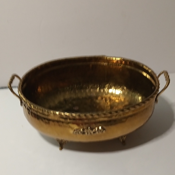 Solid Brass Lacquered Footed Bowl Or Planter. Beautiful Piece - Picture 9 of 9